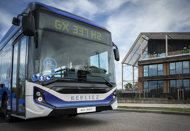 이베코버스 수소 버스 모델 ' GX 337 H2 LINIUM BRT. 현대자동차그룹 수소연료전지시스템 브랜드 '에이치투(HTWO)의 수소연료전지시스템과 이베코그룹 산하 파워트레인 전문 브랜드인 FPT 인더스트리얼(FPT Industrial)의 배터리팩이 탑재됐다. (사진=이베코버스)