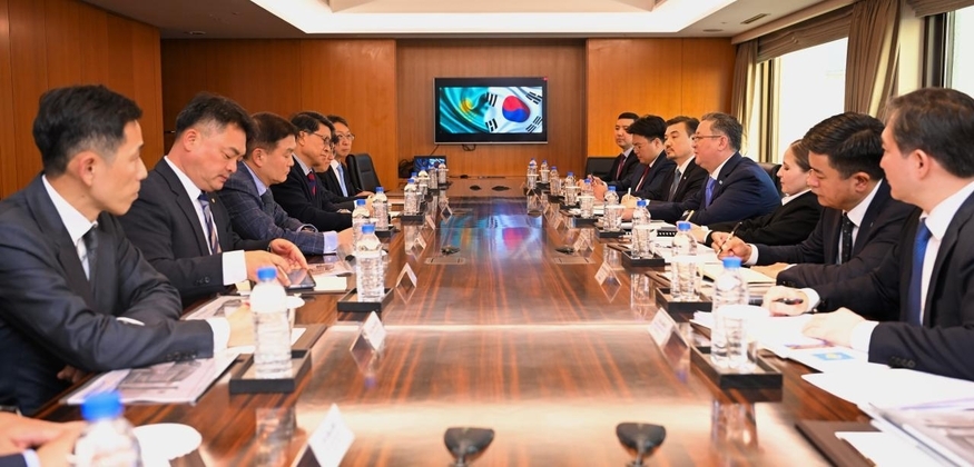 강용석 서연이화 대표(왼쪽 네 번째)가 무라트 누르틀레우 카자흐스탄 외교부 장관이 이끄는 방한단과 만나 현지 투자 프로젝트 관련 논의를 하고 있다. (사진=카자흐스탄 외교부 대변인실)