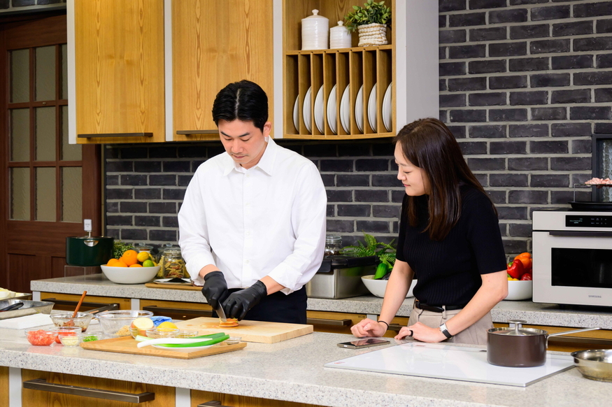 요리 예능 프로그램인 '흑백요리사 : 요리 계급 전쟁'에 출연한 임희원 셰프가 6일 삼성전자가 개최한 '삼성 비스포크 AI 키친' 쿠킹쇼에서 삼성전자의 AI 가전을 이용한 요리를 선보였다. (사진=삼성전자)