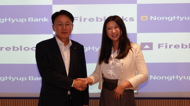 이석용(왼쪽) NH농협은행장과 Amy Zhang 파이어블록스 아태지역 총괄이 지난 12일 싱가포르 소재 파이어블록스 아태 본사에서 디지털자산 분야 협업을 위한 업무협약을 체결하고 있다. (사진=NH농협은행)