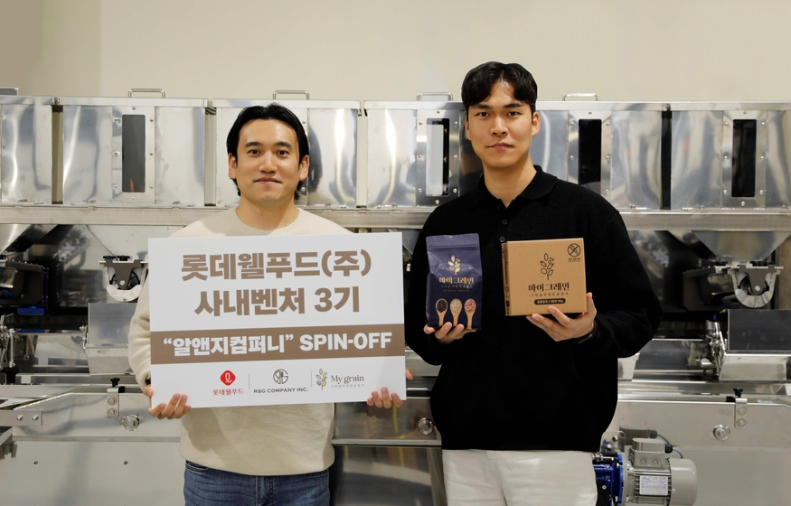롯데웰푸드 사내벤처 3기로 분사한 안동광 알앤지컴퍼니 대표(오른쪽)과 박민규 롯데웰푸드 경영기획팀 책임. (사진=롯데웰푸드)