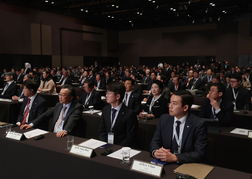 김성한 파리크라상 대표(오른쪽에서 두번째)는 안와르 이브라힘 말레이시아 총리가 기조 연설한 '한-말레이시아 비즈니스 포럼'에 참가했다. (사진=안와르 이브라힘 총리 페이스북)