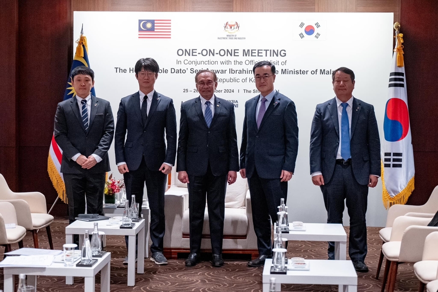 안와르 이브라힘 말레이시아 총리(가운데)와 정기호 롯데상사 대표(오른쪽 두번째) 등이 협력 방안 논의에 앞서 기념 촬영을 하고 있다. (사진=안와르 이브라힘 총리 페이스북)