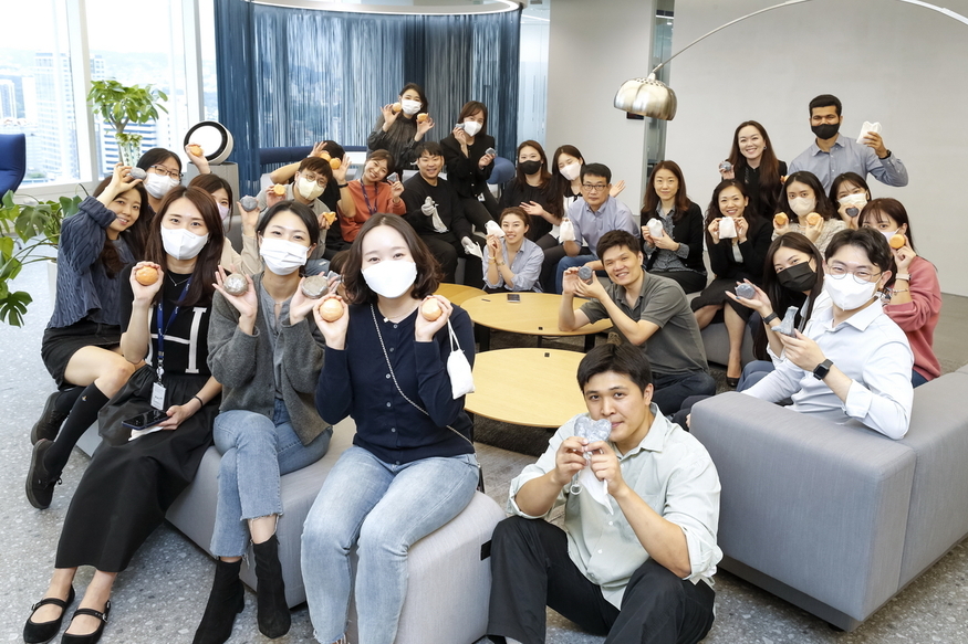 BAT로스만스 임직원들이 소외계층 대상 봉사활동 참여를 기념한 촬영을 하고 있다. (사진=BAT로스만스)