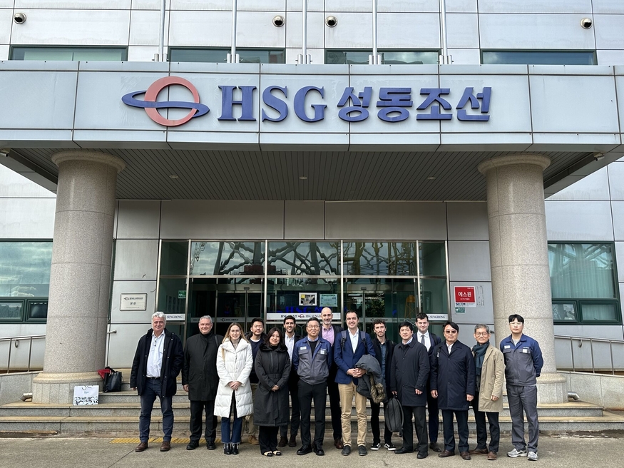 스페인 바스크 주 풍력사절단이 지난달 말 경남 통영 소재 HSG성동조선 본사를 방문해 기념촬영을 하고 있다. (사진=바스크에너지클러스터협회)