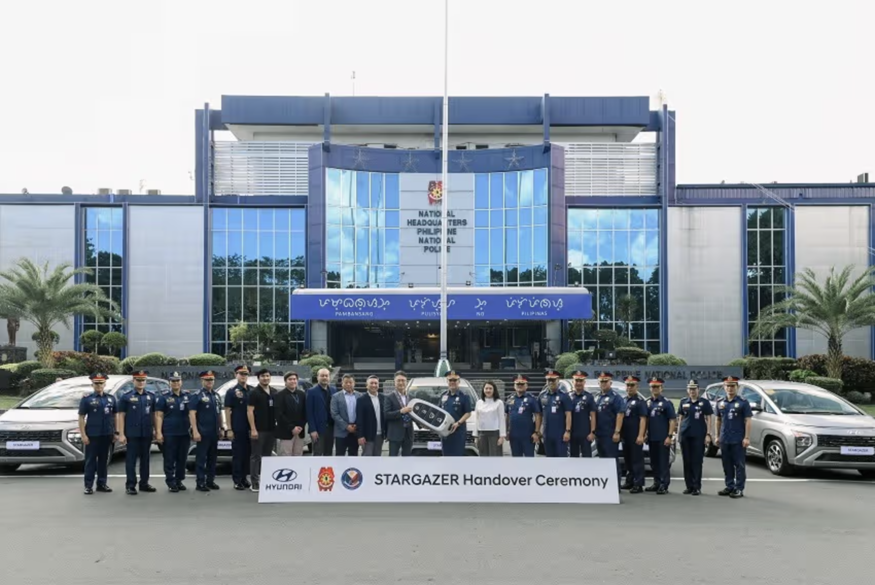 현대차 필리핀법인(HMPH)이 필리핀 국가 경찰(PNP)에 스타게이저 5대를 전달하고 기념사진을 촬영하고 있다. (사진=필리핀 자동차 매체 지그휠스(zigwheels))