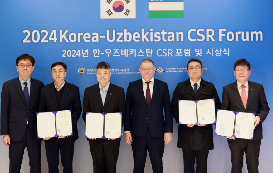 박철호 포스코인터내셔널 텍스타일 법인장(왼쪽에서 두 번째)이 '2024 한-우즈베키스탄 CSR 포럼 및 시상식’에서 공로상을 받았다. (사진=우즈베키스탄 상공회의소)
