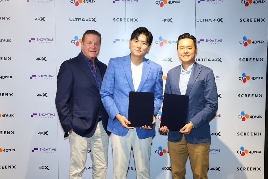 방준식 CJ 4D플렉스 대표(완쪽에서 두번째)와 윌리 리아오 쇼타임그룹 제너럴 매니저(완쪽에서 세번째) 등이 파트너십 확대 계약 체결을 기념한 촬영을 하고 있다. (사진=CJ 4D플렉스)