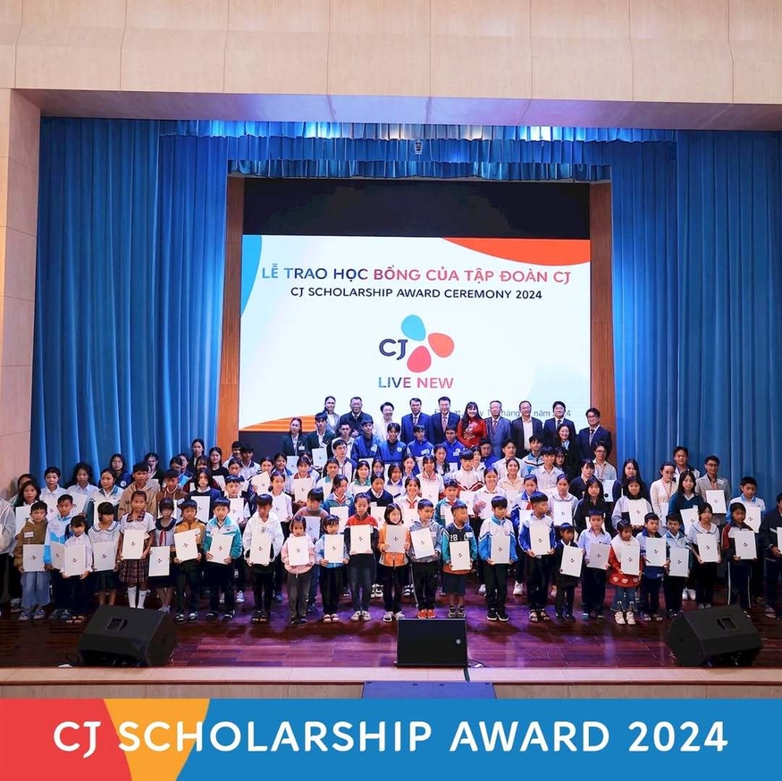 CJ는 베트남 람동성에서 'CJ그룹-람동성 청소년 장학 후원금 전달식'을 개최했다. (사진=CJ)