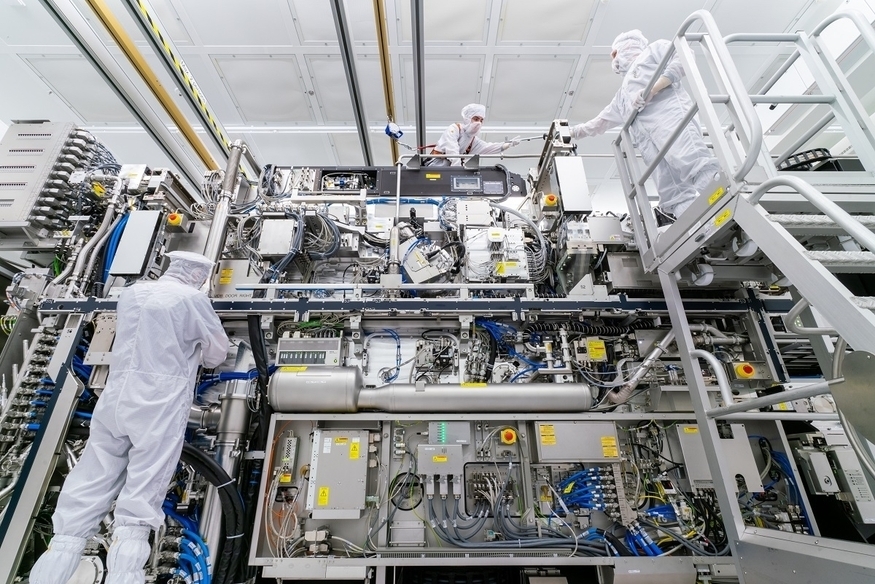 네덜란드 ASML 직원들이 노광 장비를 제조하고 있다. (사진=ASML)