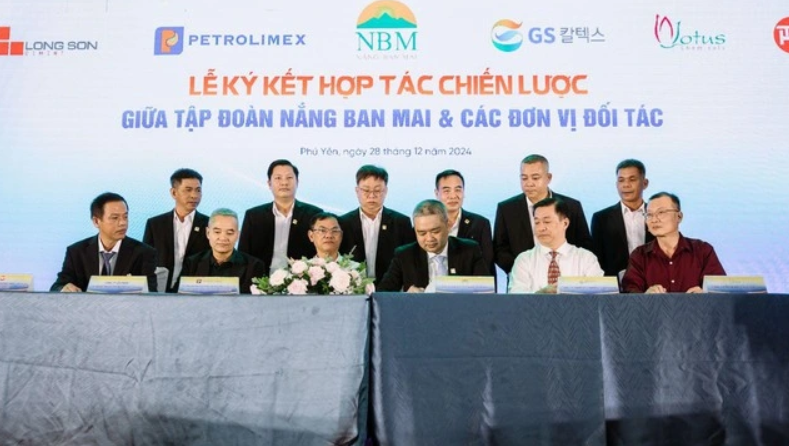 GS칼텍스의 베트남 판매 대리점인 'GLV(GS Lubricants Vietnam)'가 지난달 28일(현지시간) 베트남 푸옌에서 낭방마이그룹과 전략적 파트너십에 서명하는 모습. (사진=GS베트남루브리컨츠)