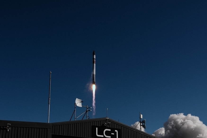 미국 민간 우주기업 로켓랩(Rocket Lab)이 뉴질랜드에 있는 발사대에서 소형 위성 발사체 일렉트론(Electron)을 쏘아 올리고 있다. (사진=로켓랩)