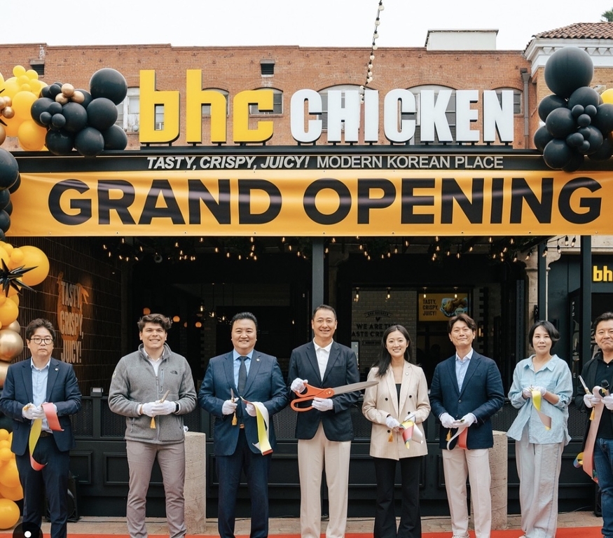 송호섭 bhc 대표(왼쪽 네번째)가 미국 캘리포니아주 LA 소재 'bhc 코리아타운점' 개점 행사에 참석해 기념촬영을 하고 있다. (사진=bhc)