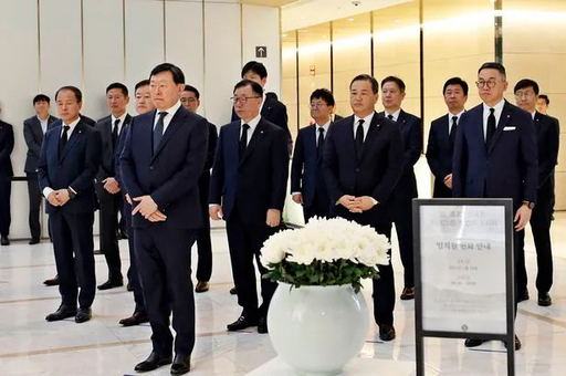 신동빈 롯데그룹 회장(제일 앞)이 지난해 1월 서울 잠실 롯데월드타워에서 개최된 신격호 명예회장 4주기 추모식에 참석했다. (사진=롯데지주)