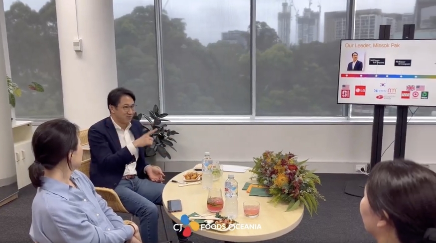 박민석 CJ제일제당 식품사업부문 대표(왼쪽 두번째)가 호주 시드니 소재 CJ제일제당 호주 본사를 방문해 직원들과 이야기를 나누고 있다. (사진=CJ제일제당)