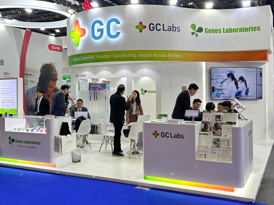 GC녹십자의료재단이 매드랩 현장에 조성한 부스에서 GC녹십자의료재단 직원과 중동 진단 업계 관계자간 미팅이 이뤄지고 있다. (사진= GC녹십자의료재단)
