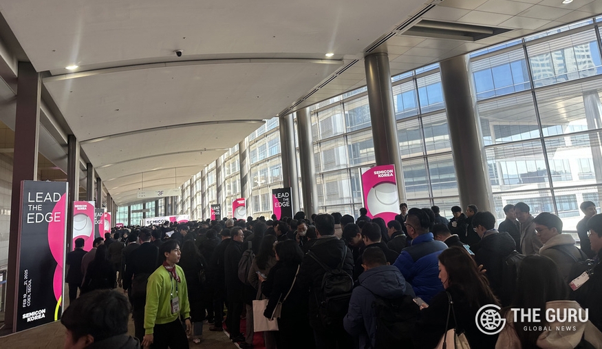 19일 서울 강남구 코엑스에서 개막한 국내 최대 반도체 산업 전시회 ‘세미콘 코리아 2025’에서 관람객들이 입장을 위해 줄을 서고 있다. (사진=김은비 기자)