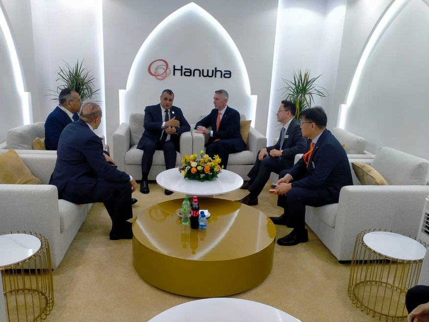 안장혁 한화에어로스페이스 해외사업총괄이 UAE 아부다비에서 열린 'IDEX 2025'에서 모하메드 살라 엘딘 무스타파(Mohamed Salah El-Din Mustafa) 이집트 군사생산부 장관과 만나 이야기를 나누고 있다. (사진=이집트 군사생산부)