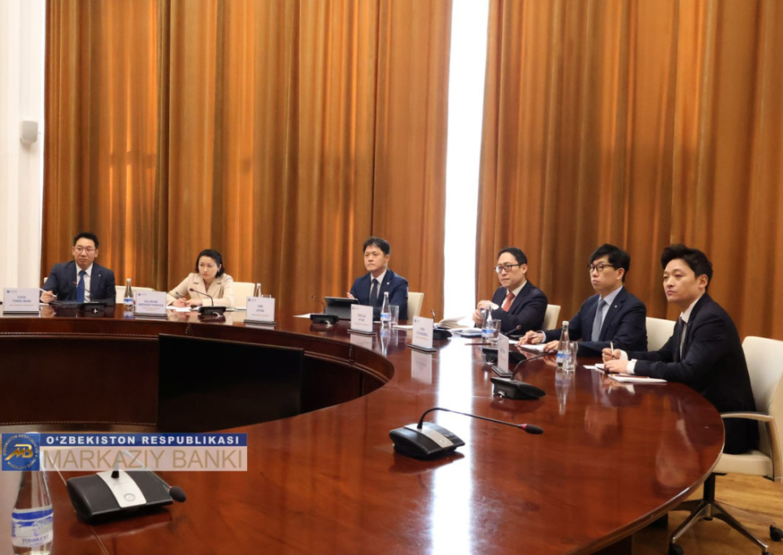 신한은행 대표단은 24일(현지시간) 우즈베키스탄 수도 타슈켄트에 위치한 중앙은행 본점에서 당국 관계자와 간담회를 진행했다. (사진=우즈베키스탄 중앙은행)