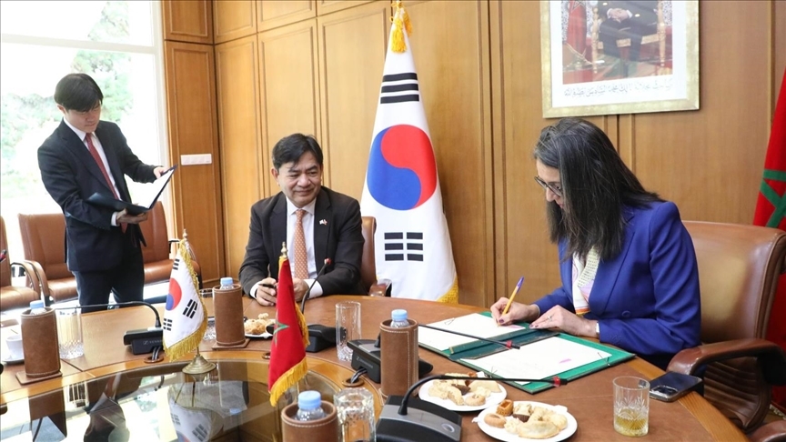 윤연진 주모로코 한국 대사(가운데)와 나디아 알라우이 모로코 경제재정부 장관(오른쪽)이 열차 110량 구매 지원을 위한 시행약정에 서명하고 있다.(사진=모로코 경제재정부)