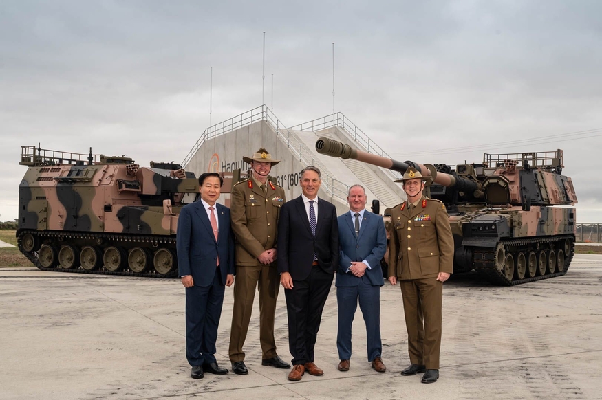 한화에어로스페이스 호주법인은 최근 'H-ACE(Hanwha Armoured vehicle Centre of Excellence)’에서 호주 군의 상징인 '오스캠(Auscam)' 마크를 부착한 AS9 헌츠맨 2문과 AS10 1대를 공개하는 행사를 개최했다. (사진=한화에어로스페이스)
