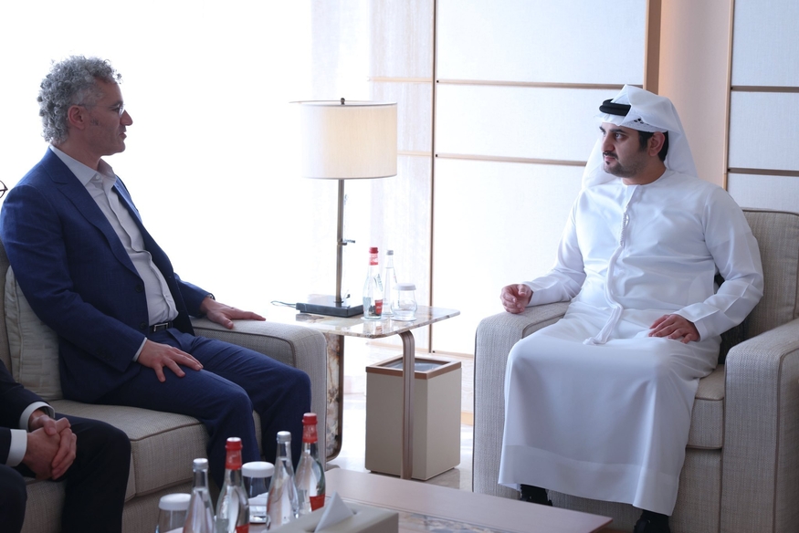 막툼 빈 모하메드 알 막툼(Maktoum bin Mohammed Al Maktoum) 아랍에미리트 부총리는 지난달 5일(현지시간) 알렉산더 카프 팔란티어 공동 창립자 겸 최고경영자(CEO)와 만나 UAE군 AI 도입을 협의했다. (사진=엑스 @MaktoumMohammed)