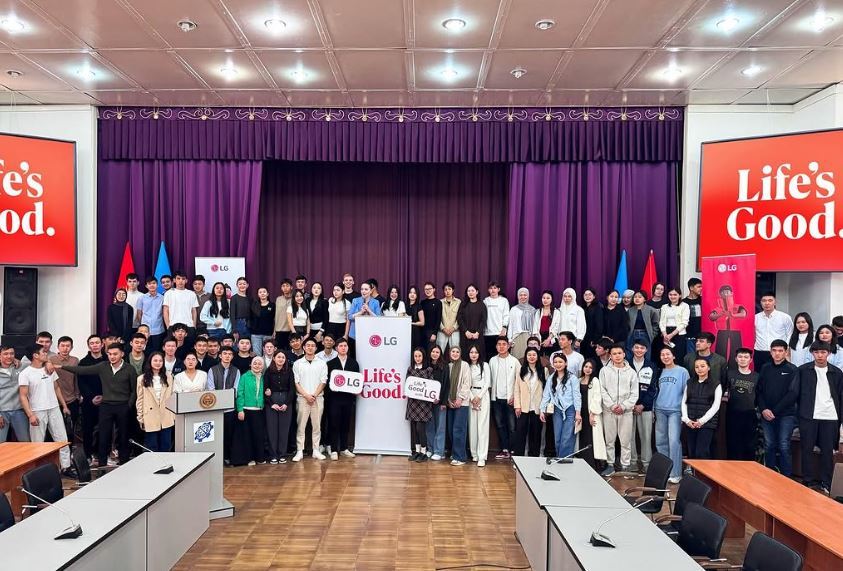 KSTU HVAC 아카데미 개관식에 참가한 대학생들이 기념촬영을 하고 있다. (사진=LG전자 키르기스스탄 법인)