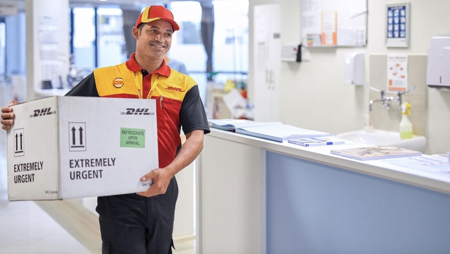 DHL 배송직원이 물품을 배달하고 있다. (사진=DHL)