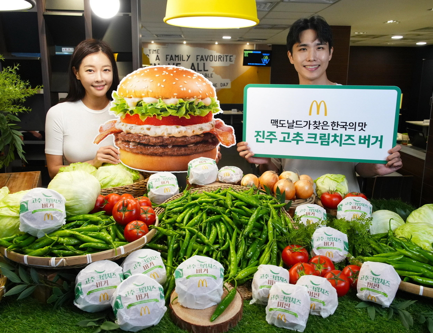 한국맥도날드는 지난해 7월 '한국의 맛' 프로젝트의 일환으로 진주 고추 크림버거를 선보였다. (사진=한국맥도날드)