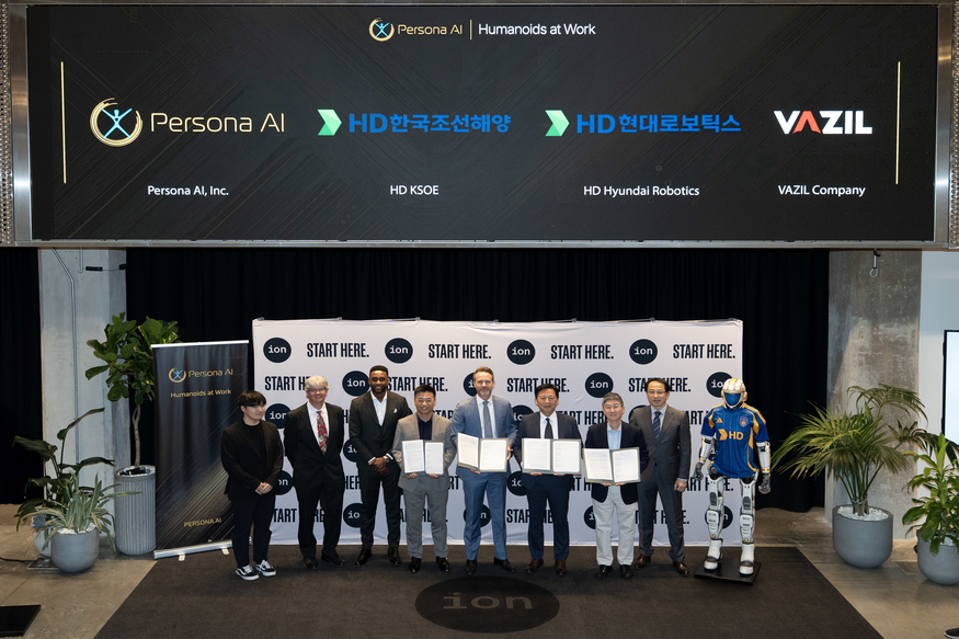 HD한국조선해양과 HD현대로보틱스, 바질 컴퍼니, 미국 페르소나 AI 임직원들이 미국 텍사스주 휴스턴에서 조선소 용접 작업에 최적화된 휴머노이드 로봇 개발 양해각서(MOU)를 체결하고 기념촬영을 하고 있다. (사진=페르소나 AI)