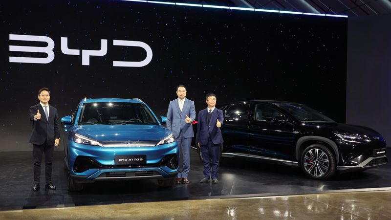 조인철 BYD 코리아 승용부문 대표(왼쪽) 등 관계자들이 지난 1월 'BYD 승용 브랜드 론칭 미디어 쇼케이스'에서 '아토 3' 옆에서 포즈를 취하고 있다.