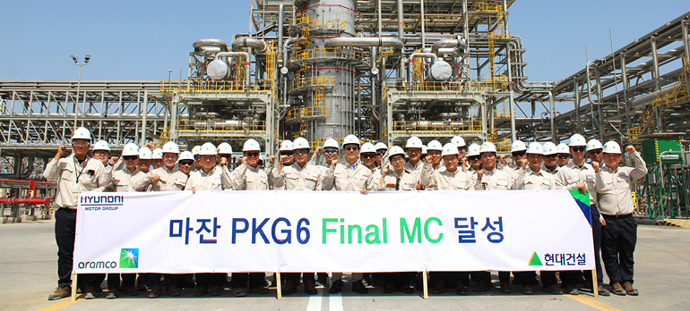 이한우 현대건설 사장이 지난 12일(현지시간) 사우디 마잔 오일처리 시설 현장을 방문해 MC 달성을 축하하며 기념 촬영을 하고 있다.(사진=현대건설)