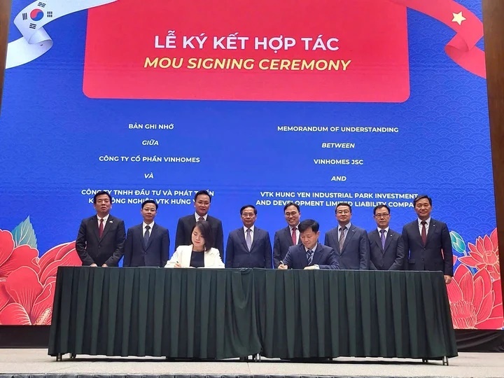 한국토지주택공사(LH) 베트남 합작법인 VTK가 지난 14일(현지시간) '2025 미트 코리아(Meet Korea)' 행사에서 베트남 부동산 개발업체 ‘빈홈즈(Vinhomes)’와 한국형 커뮤니티 조성을 위한 MOU를 맺고 있다.(사진=흥옌성)