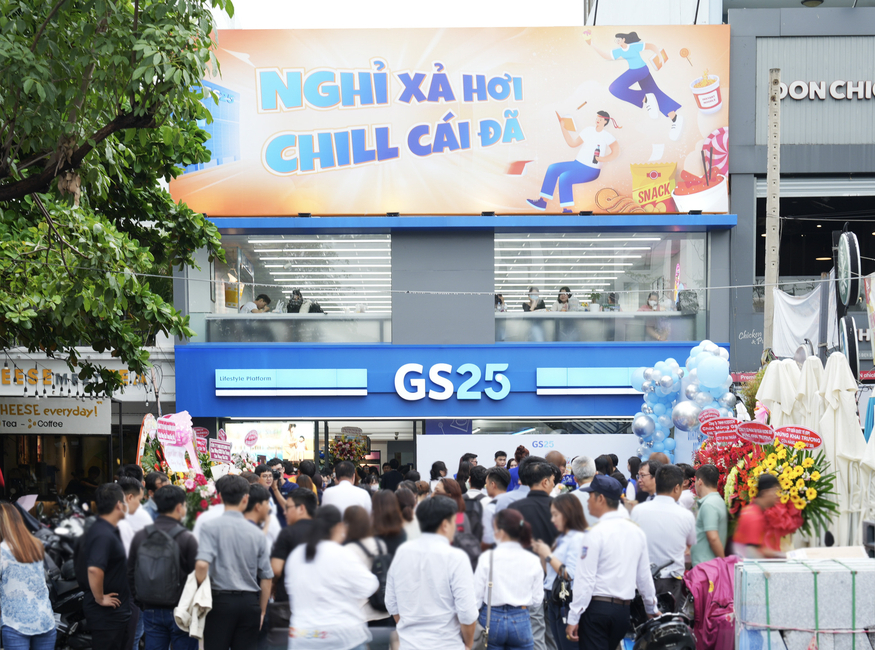 GS25 베트남 300호점 주변이 매장을 찾은 현지인들로 붐비고 있다. (사진=GS리테일)