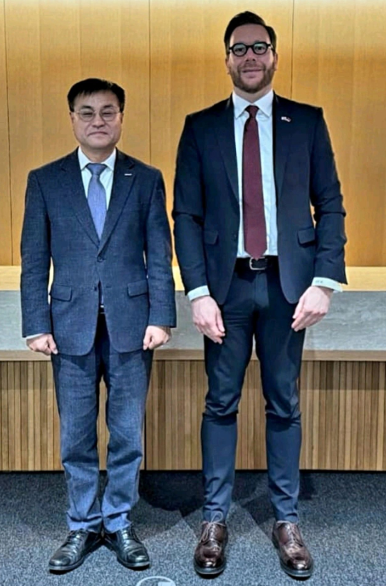 김종두 두산에너빌리티 원자력BG장(왼쪽)이 네마냐 그르비치(Nemanja GRBIC) 대사를 만나 기념촬영을 하고 있다. (사진=그르비치 대사 링크드인)