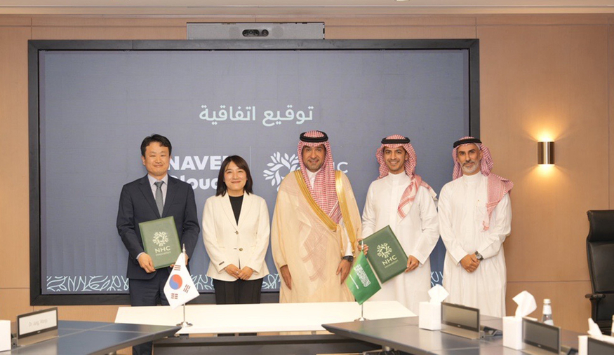 채선주 네이버 대외·ESG정책 대표(왼쪽에서 두번째)와 마지드 알 호가일(Majed Al Hogail) 사우디아라비아 자치행정주택부장관(가운데) 등이 참석한 가운데 네이버-NHC간 합작법인 설립 계약 체결식이 진행됐다. (사진=NHC)