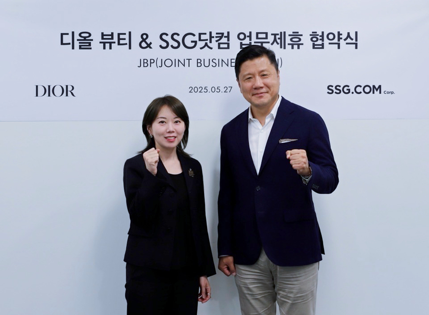 최훈학 SSG 닷컴 대표이사(오른쪽)와 김백남 크리스챤 디올 뷰티 코리아 지사장이 27일 서울 광화문 디올 뷰티 코리아 본사에서 업무협약을 체결한 뒤 기념사진을 촬영하고 있다. (사진=SSG 닷컴)