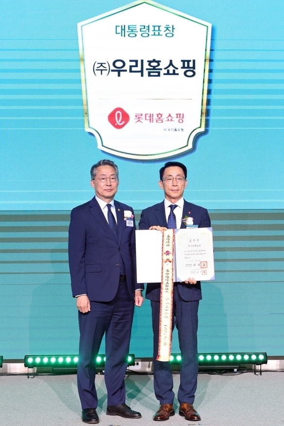 지난 28일 서울 송파구 올림픽파크에서 진행된 ‘2025 남녀고용평등 기념식'에서 김재겸 롯데홈쇼핑 대표(오른쪽)가 수상 뒤 김민석 고용노동부 차관과 기념촬영을 하고 있다. (사진=롯데홈쇼핑)