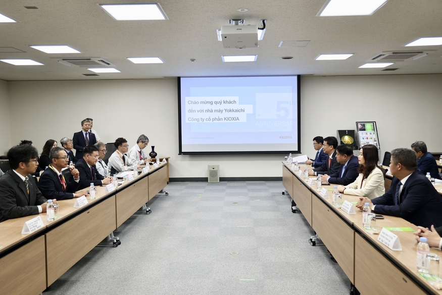 응우옌 찌 중(Nguyễn Chí Dũng) 베트남 부총리가 지난 27일 일본 미에현에 위치한 키옥시아 요카이치 공장을 방문, 와타나베 토모하루 키옥시아 EVP(Executive Vice President) 등 경영진과 만나 협력 방안을 논의했다. (사진=베트남 정부 공보)