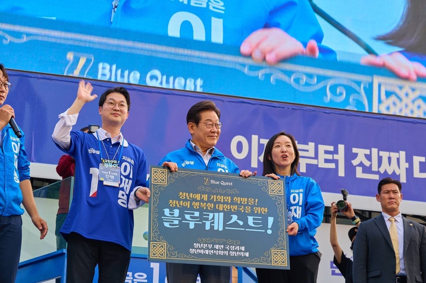 이재명 더불어민주당 후보가 청년정책 플랫폼 블루퀘스트를 소개하고 있다. (사진=이재명 홈페이지)