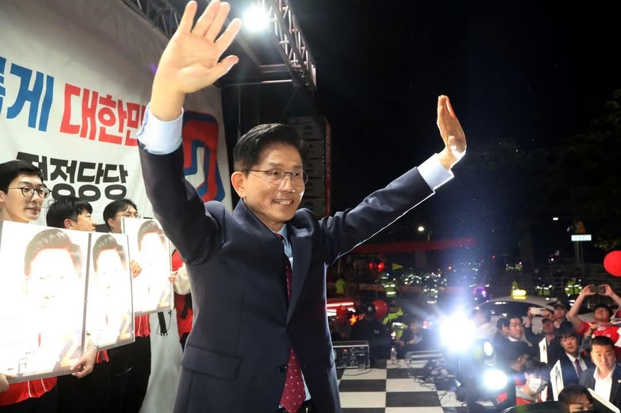 김문수 국민의힘 후보가 유세 현장에서 인사하고 있다. (사진=김문수 공식 X 채널)