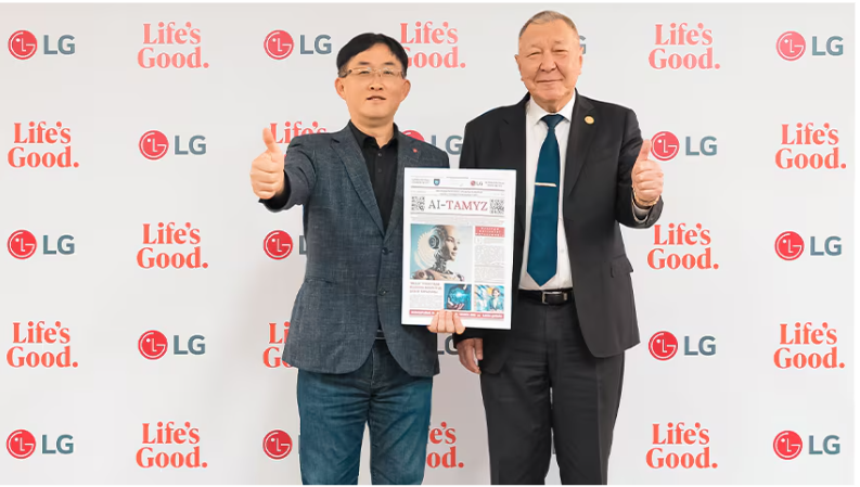 김학현 LG전자 카자흐스탄 법인장(왼쪽)과 예르킨 두이세노프(Erkin Duisenov) 알파라비 국립대학 부총장이 인공지능(AI)을 활용해 만든 신문을 들고 기념촬영을 하고 있다. (사진=LG전자 카자흐스탄 법인)