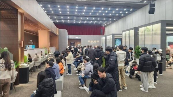 지난 1월 경기 고양시 킨텍스 제2전시장 6A 홀에 개장한 창릉지구 공공분양 견본주택을 관람하기 위해 대기자들이 순서를 기다리고 있다.(사진=LH 경기북부지역본부)