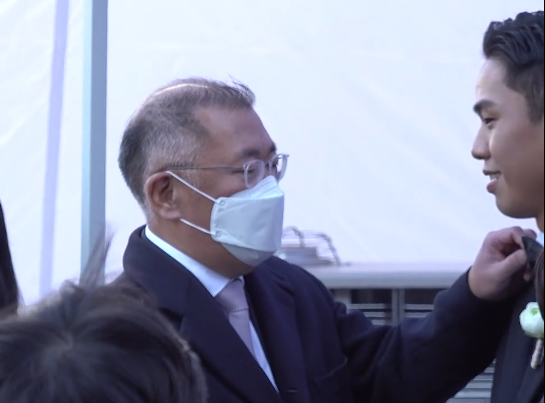 지난 2022년 12월 현대카드 정태영 회장 아들 정석준씨와 골프 선수 리디아 고의 결혼식에서 외삼촌인 정의선 현대차그룹 회장(왼쪽)이 신랑의 넥타이를 매만지고 있다.