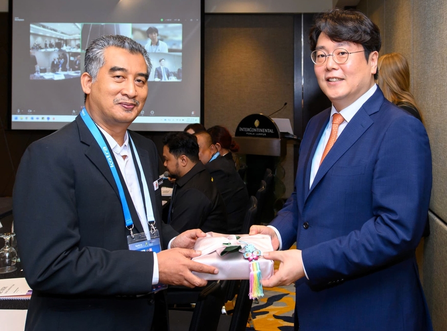 전용주 디토닉 CEO(오른쪽)가 모하마드 빈 하밈 쿠알라룸푸르시 총괄국장과 기념촬영을 하고 있는 모습. (사진=쿠알라룸푸르 시정부)