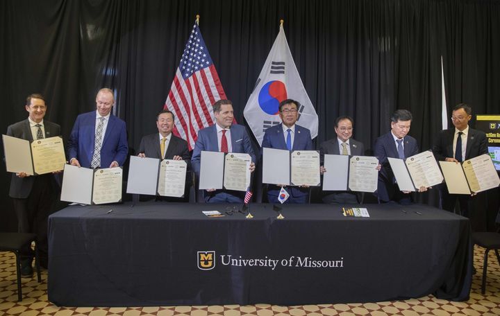 현대엔지니어링 컨소시엄이 지난 4월 미주리 대학교와 '차세대 연구로 사업(NextGen MURR프로젝트)' 초기설계 계약 체결 후 기념 촬영을 하고 있다.(사진=한국원자력연구원)