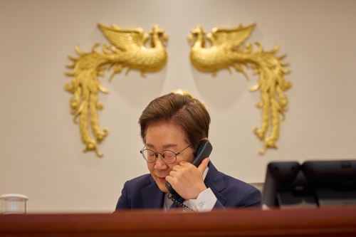 이재명 대통령이 지난 11일 서울 용산 대통령실 청사 집무실에서 페트르 피알라 체코 총리와 전화 통화를 하고 있다.(사진=대통령실)