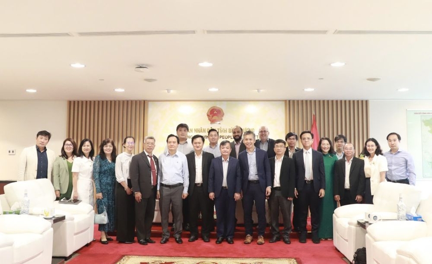 AMD, 빈즈엉성 관계자들이 기념촬영을 하고 있다. (사진=바오 빈즈엉)