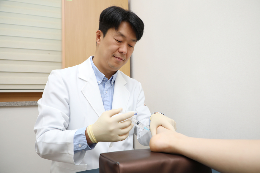 힘찬병원 족부클리닉 서동교 진료원장(정형외과 전문의)이 족저근막염 환자에게 PDRN주사 시술을 하고 있다. (사진=힘찬병원)