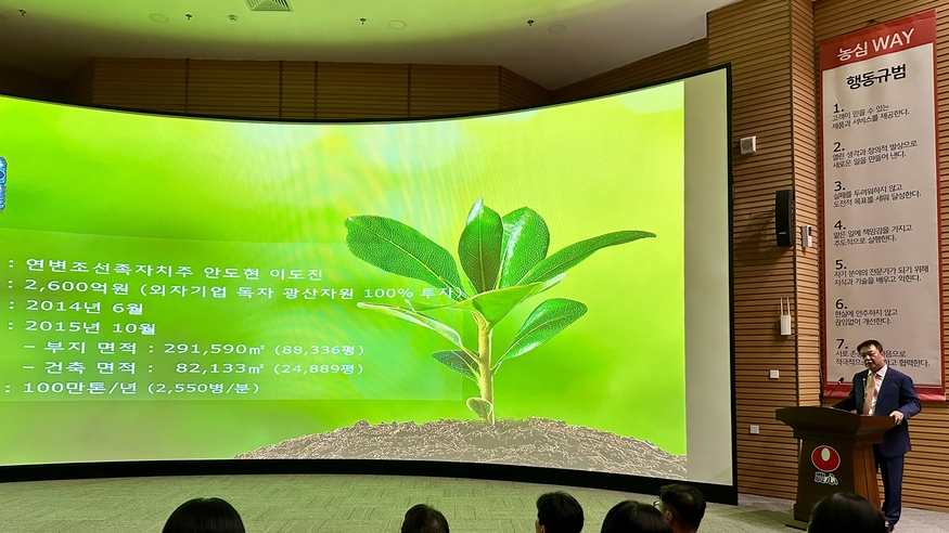 안명식 연변농심 대표(사진 오른쪽)가 지난 16일 중국 연변 백산수 공장에서 기자단에 백산수 공장을 소개하고 있다. (사진=진유진 기자)